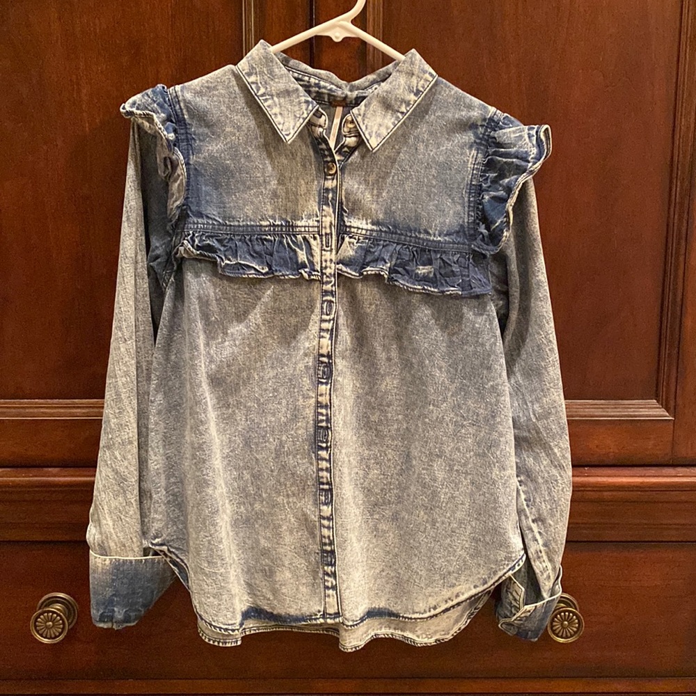 ⭐️ NWOT ⭐️ Free People ruffle denim top! Sooo cute! XS